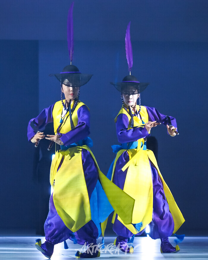 국립무용단 '미인' 프레스콜(칼춤) 2025.04.03 사진 ⓒ아트코리아방송 이용선 기자​