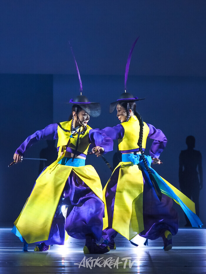 국립무용단 '미인' 프레스콜(칼춤) 2025.04.03 사진 ⓒ아트코리아방송 이용선 기자​