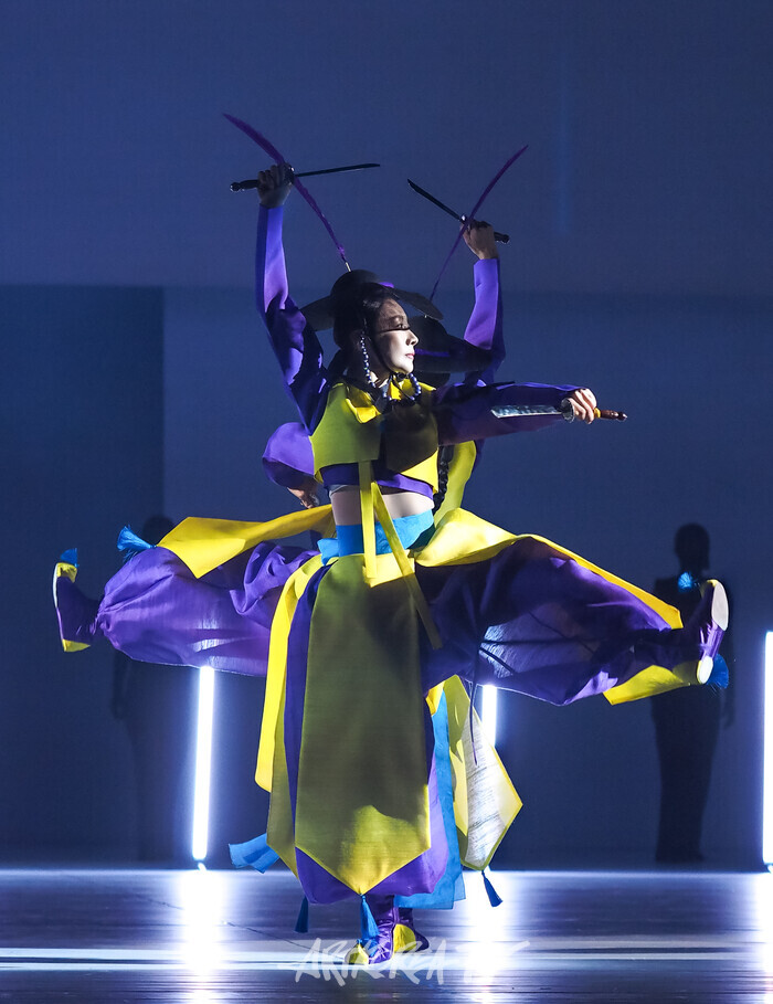 국립무용단 '미인' 프레스콜(칼춤) 2025.04.03 사진 ⓒ아트코리아방송 이용선 기자​