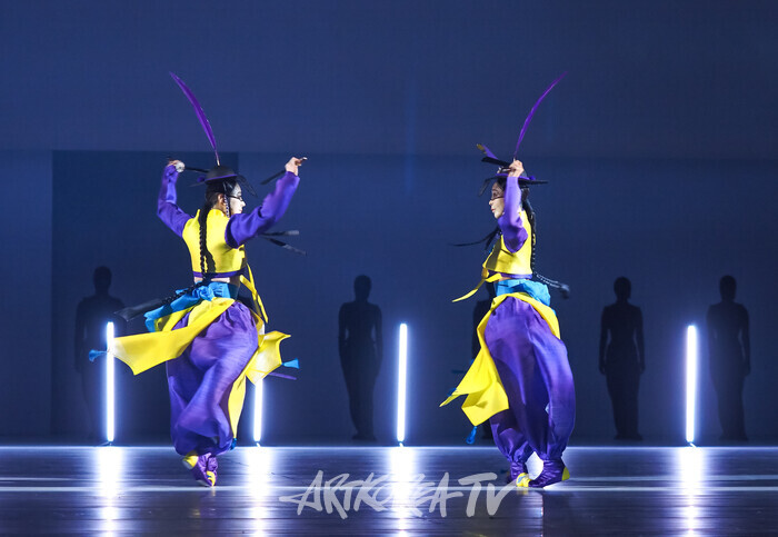 국립무용단 '미인' 프레스콜(칼춤) 2025.04.03 사진 ⓒ아트코리아방송 이용선 기자​