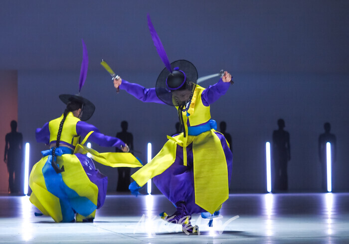 국립무용단 '미인' 프레스콜(칼춤) 2025.04.03 사진 ⓒ아트코리아방송 이용선 기자​