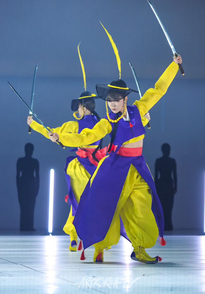 국립무용단 '미인' 프레스콜(칼춤) 2025.04.03 사진 ⓒ아트코리아방송 이용선 기자​