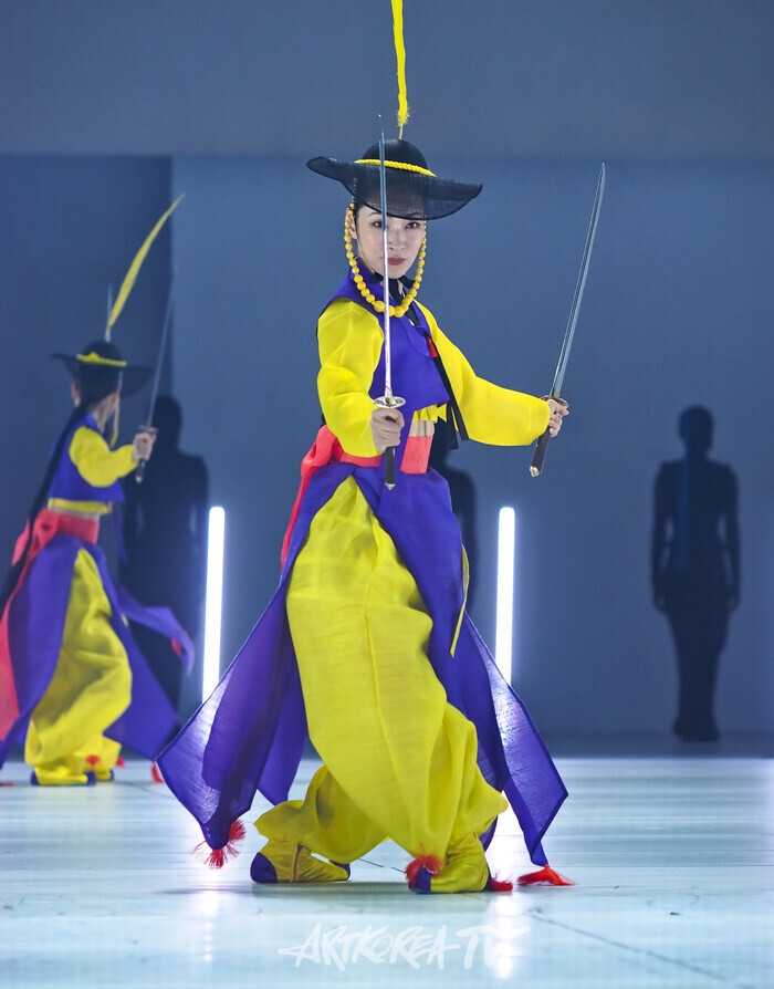 국립무용단 '미인' 프레스콜(칼춤) 2025.04.03 사진 ⓒ아트코리아방송 이용선 기자​