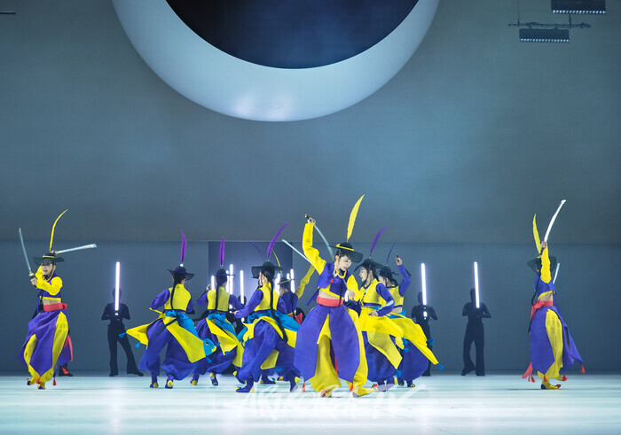 국립무용단 '미인' 프레스콜(칼춤) 2025.04.03 사진 ⓒ아트코리아방송 이용선 기자​