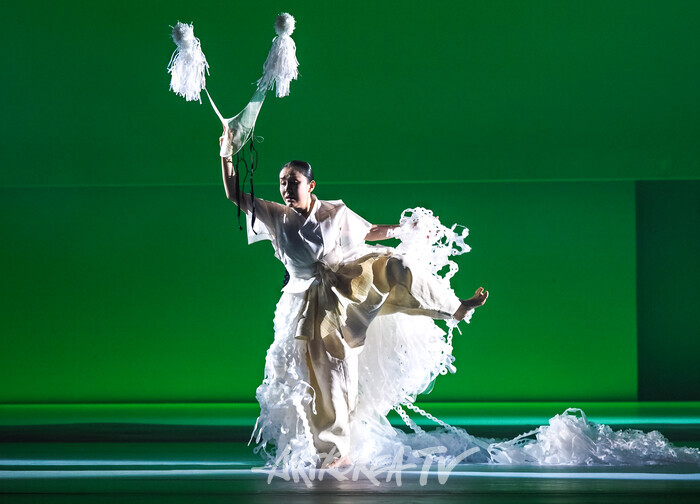 국립무용단 '미인' 프레스콜(베 가르기) 2025.04.03 사진 ⓒ아트코리아방송 이용선 기자​