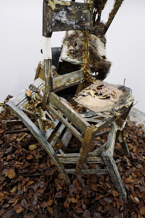 이돈순_사물의 시간_버려진 원목 의자에 못과 혼합재료, 영장산 낙엽_가변 설치_2025-사진 이돈순 작가 제공