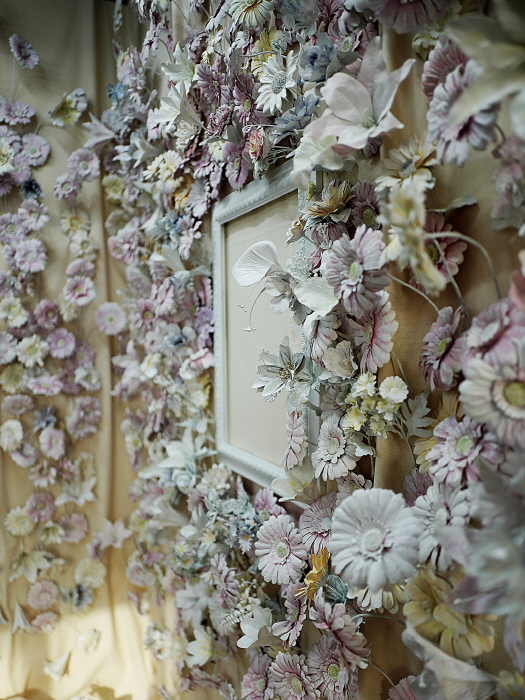 이돈순_조화(造花)의 반란_용산 대통령실 주변에서 수집한 조화, 버려진 액자(프레임), 수성페인트_가변설치_2025-사진 이돈순 작가 제공