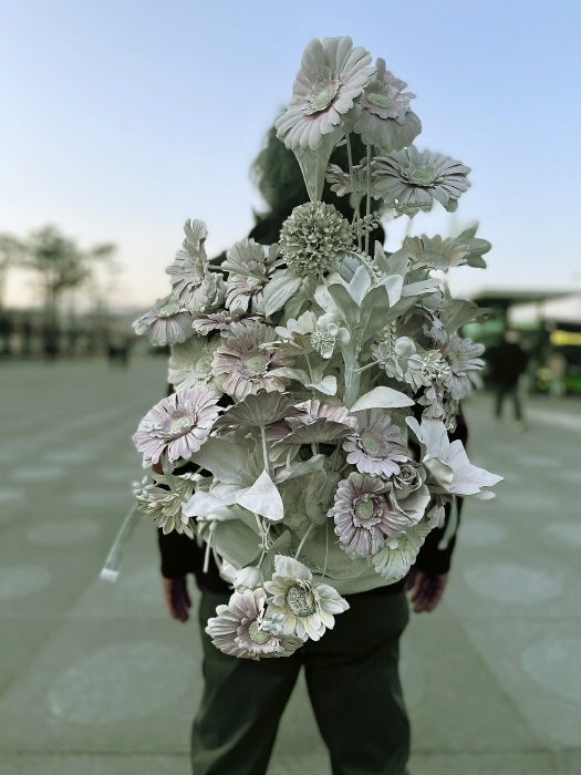 이돈순_꽃가방 (광화문광장 퍼포먼스)_용산 대통령실 주변에서 수집한 조화, 버려진 가방, 수성페인트 (사진 및 영상 기록)_20~-사진 이돈순 작가 제공