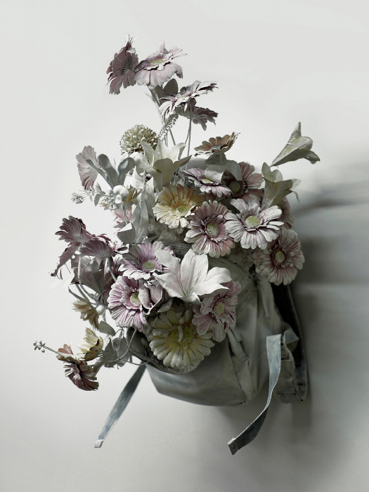 이돈순_꽃가방_용산 대통령실 주변에서 수집한 조화, 버려진 가방, 수성페인트_77x55x46cm_2025-사진 이돈순 작가 제공