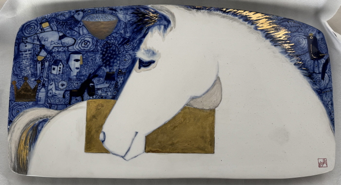 김순식 作_ 기록된 사유(思惟), 의식의 퇴적(堆積), 79x44cm, 백자도자판 청화, 상회 금.은, 회화-사진 네오아트센터 제공