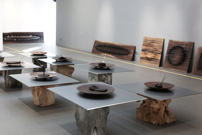 심은하 作_ Chef. lee Centerpiece, 460x460x50mm, walnut etc, 2022~2024-사진 네오아트센터 제공