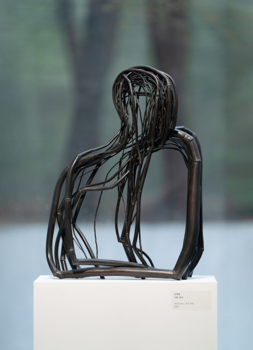 안재홍_나를 본다_38x52x20cm_동선_동관_2018-사진제공 김종영미술관