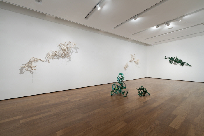 윤향란_즉흥 드로잉_광목천_실_아크릴릭_가변설치_2025_3층 전시실_1 (1)-사진제공 김종영미술관