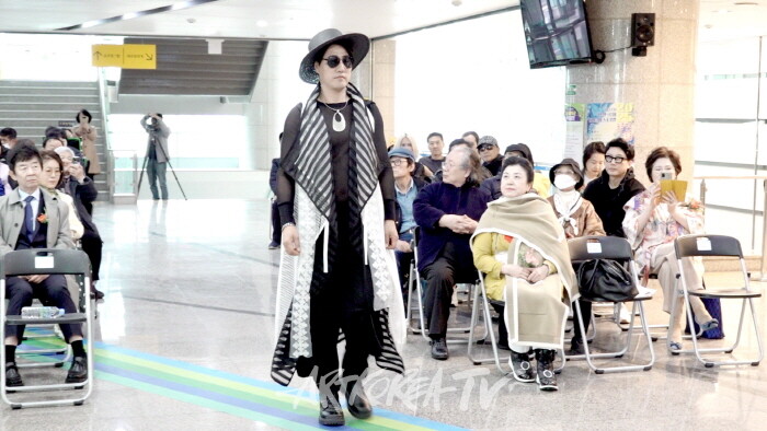 제22회 용산국제아트페스티벌 개막전,-백유선 디자이너 ‘17인 FASHION SHOW’ 성료-사진 김한정 기자