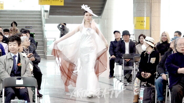 제22회 용산국제아트페스티벌 개막전,-백유선 디자이너 ‘17인 FASHION SHOW’ 성료-사진 김한정 기자