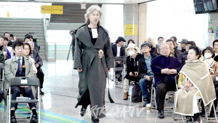 제22회 용산국제아트페스티벌 개막전,-백유선 디자이너 ‘17인 FASHION SHOW’ 성료-사진 김한정 기자