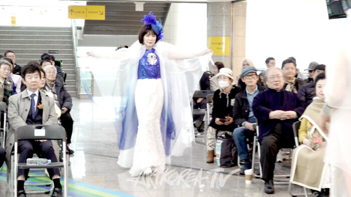 제22회 용산국제아트페스티벌 개막전,-백유선 디자이너 ‘17인 FASHION SHOW’ 성료-사진 김한정 기자