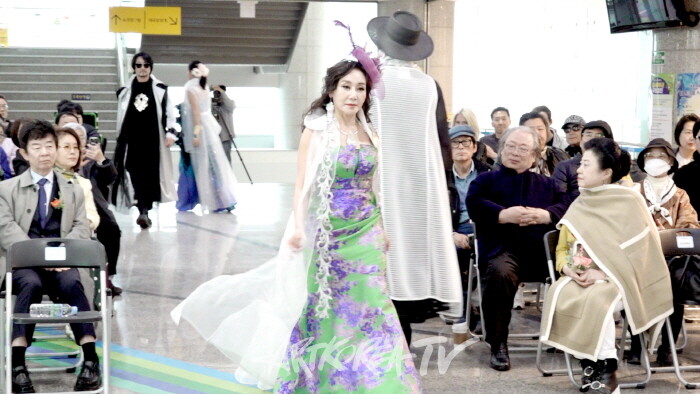 제22회 용산국제아트페스티벌 개막전,-백유선 디자이너 ‘17인 FASHION SHOW’ 성료-사진 김한정 기자