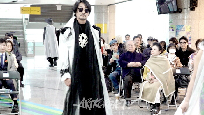 제22회 용산국제아트페스티벌 개막전,-백유선 디자이너 ‘17인 FASHION SHOW’ 성료-사진 김한정 기자