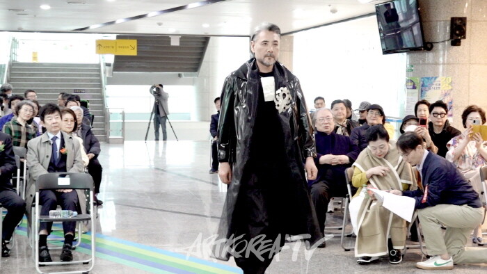 제22회 용산국제아트페스티벌 개막전,-백유선 디자이너 ‘17인 FASHION SHOW’ 성료-사진 김한정 기자