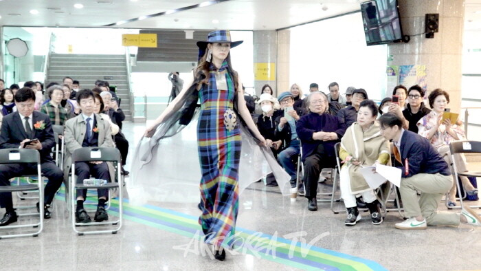 제22회 용산국제아트페스티벌 개막전,-백유선 디자이너 ‘17인 FASHION SHOW’ 성료-사진 김한정 기자