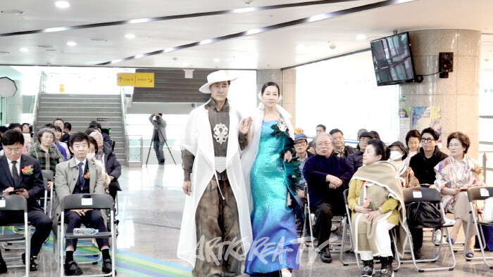 제22회 용산국제아트페스티벌 개막전,-백유선 디자이너 ‘17인 FASHION SHOW’ 성료-사진 김한정 기자
