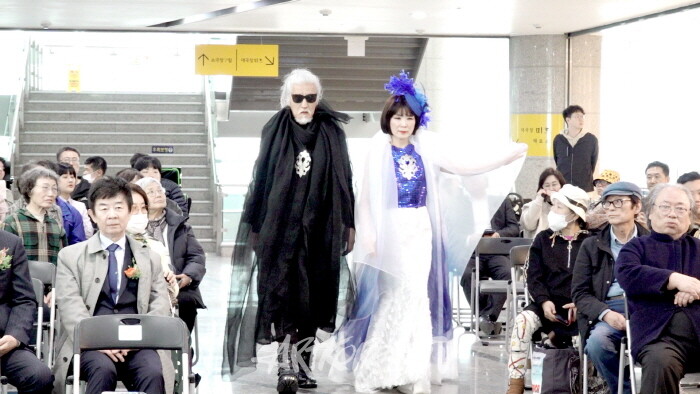 제22회 용산국제아트페스티벌 개막전,-백유선 디자이너 ‘17인 FASHION SHOW’ 성료-사진 김한정 기자