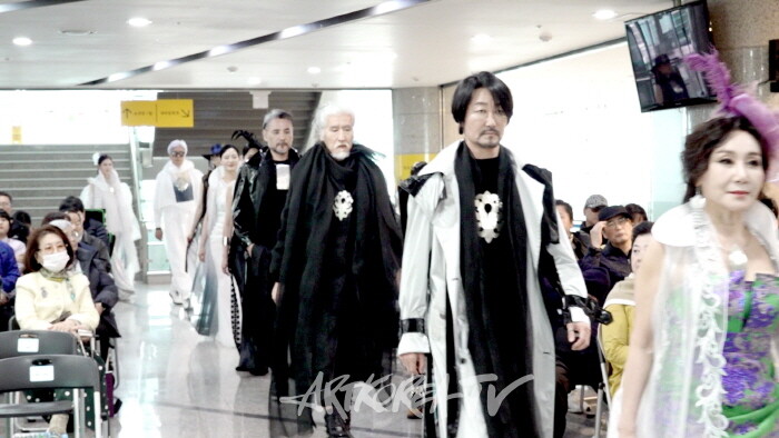 제22회 용산국제아트페스티벌 개막전,-백유선 디자이너 ‘17인 FASHION SHOW’ 성료-사진 김한정 기자