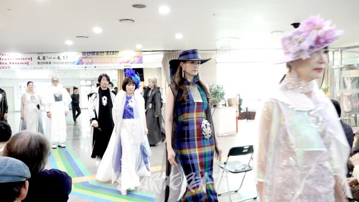 제22회 용산국제아트페스티벌 개막전,-백유선 디자이너 ‘17인 FASHION SHOW’ 성료-사진 김한정 기자
