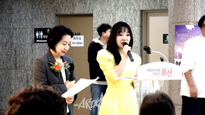 배우 윤송아의 사회와 최지호의 영어 통역-사진 김한정 기자