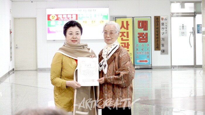 용산미술협회 이인자 고문 올해의 작가상-사진 김한정 기자