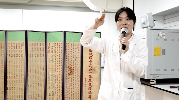 서울공예박물관 '행구성군수 오일영 자수 만민송덕 병풍'-이랑미 학예연구사