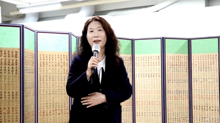 서울공예박물관 '행구성군수 오일영 자수 만민송덕 병풍'-오문선 수집연구과장