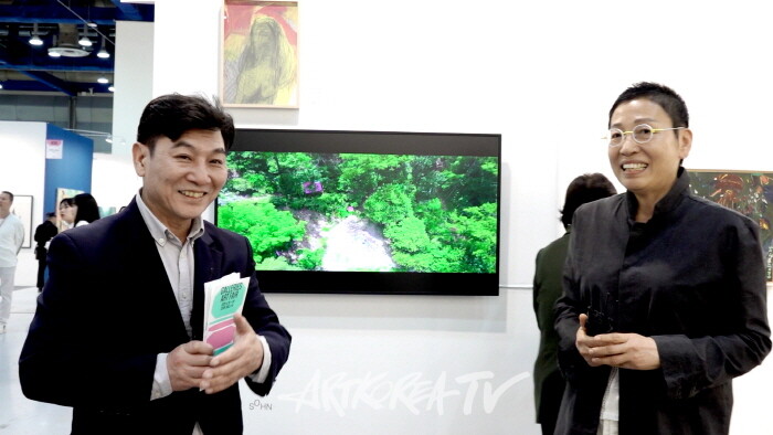 아트코리아방송 이승근 관장, 지나손 작가-사진 김한정 기자