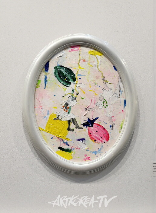 윤정원-2분 쉬고 있는 12개 딸기 12 strawberries htat are resting for 2 minjutes 51×41cm Acrylic on canvas 2025-사진 김한정 기자