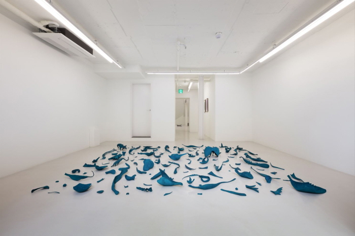 최수앙, Blueprint, 2022, 종이에 폴리우레탄 바니시, 종이반죽, 안료, 알루미늄 망, 가변 크기-사진제공 일우스페이스