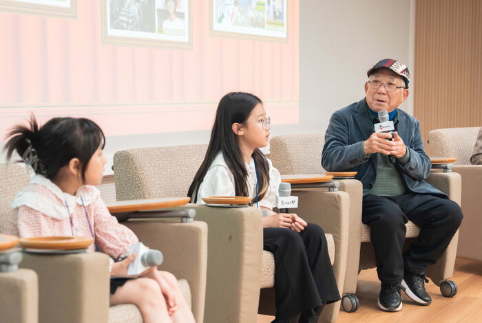 지난 7일 CJ인재원 손복남홀에서 진행된 제10회 'CJ도너스캠프 문예공모전' 시상식에서 '꿈상(보건복지부 장관상)'을 수상한 어린이들과 심사위원인 나태주 시인이 간담회를 가지고 있다. 제공 CJ나눔재단