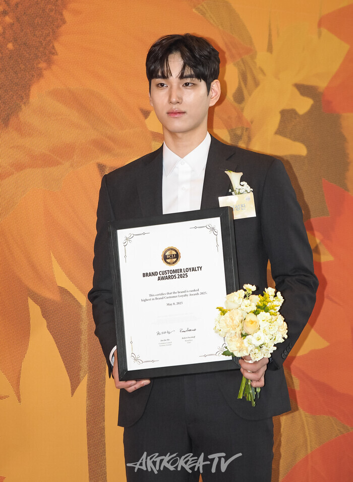 [AK포토] 임성진, 배구선수(남)부문 수상 (2025 브랜드 고객충성도 대상)