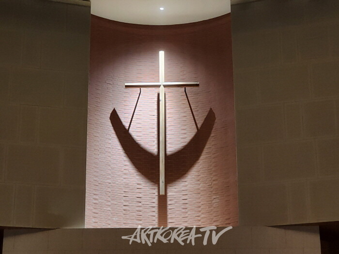 송은주 작가-하늘의 물감을 도심에 풀다 ‘Prelude_감정의 폭포’-사진 김한정 기자