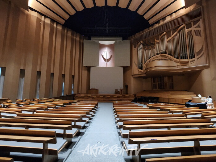 송은주 작가-하늘의 물감을 도심에 풀다 ‘Prelude_감정의 폭포’-사진 김한정 기자