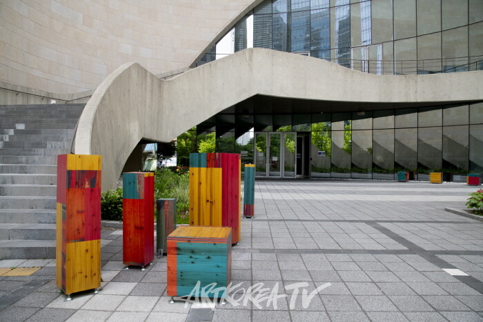 송은주 작가-하늘의 물감을 도심에 풀다 ‘Prelude_감정의 폭포’-사진 김한정 기자