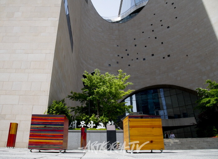 송은주 작가-하늘의 물감을 도심에 풀다 ‘Prelude_감정의 폭포’-사진 김한정 기자