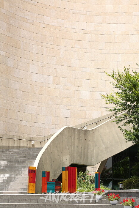 송은주 작가-하늘의 물감을 도심에 풀다 ‘Prelude_감정의 폭포’-사진 김한정 기자