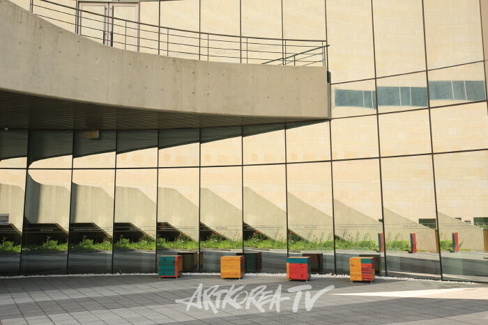 송은주 작가-하늘의 물감을 도심에 풀다 ‘Prelude_감정의 폭포’-사진 김한정 기자