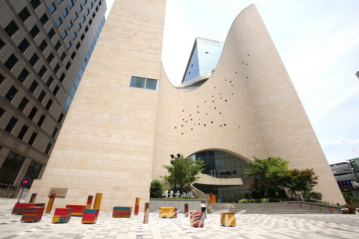 송은주 작가-하늘의 물감을 도심에 풀다 ‘Prelude_감정의 폭포’-사진 김한정 기자