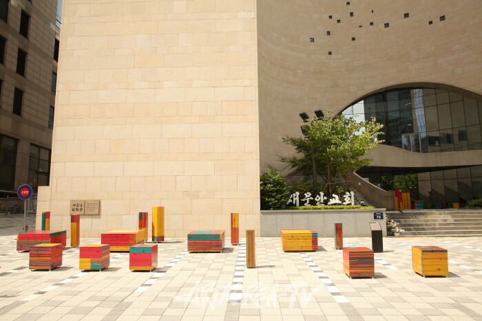 송은주 작가-하늘의 물감을 도심에 풀다 ‘Prelude_감정의 폭포’-사진 김한정 기자