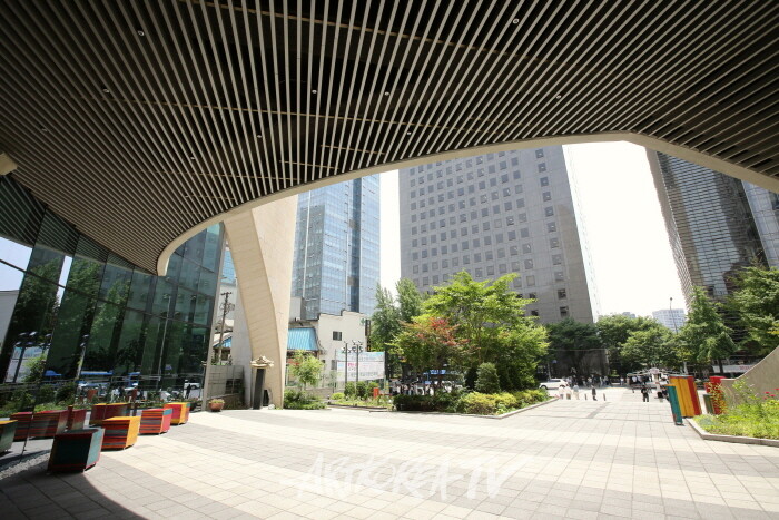 송은주 작가-하늘의 물감을 도심에 풀다 ‘Prelude_감정의 폭포’-사진 김한정 기자