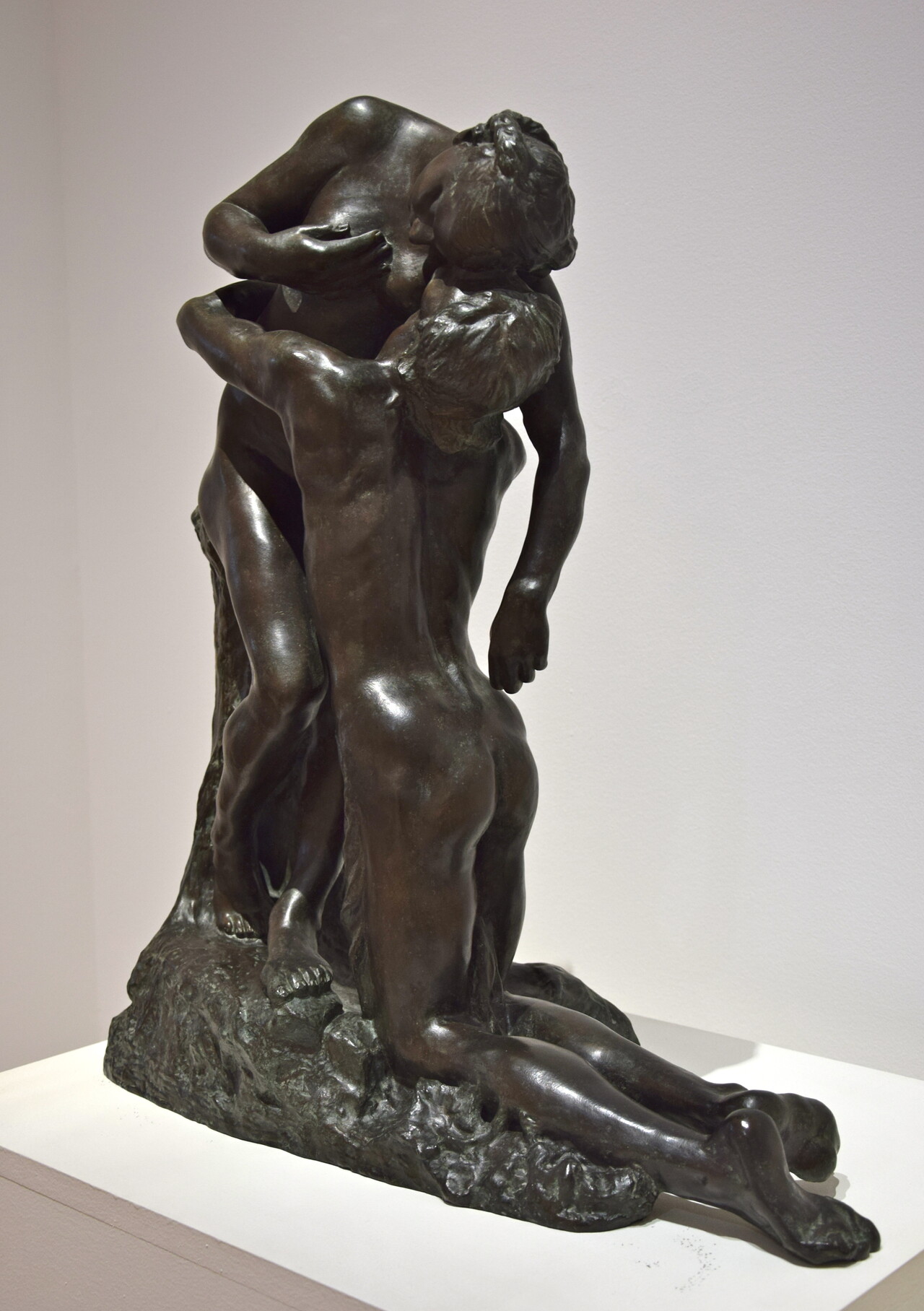 카미유 끌로델의 샤쿤탈라 .제작 시기: 1886년경,  왕 두쉬얀타(Dushyanta)와 숲속의 처녀 샤쿤탈라의 운명적 사랑과 이별, 그리고 재회를 그린 서정적 희곡 ,  까미유는 이 작품을 나중에 [L’Abandon(버림, 유기)]이라는 제목으로도 발표합니다. 