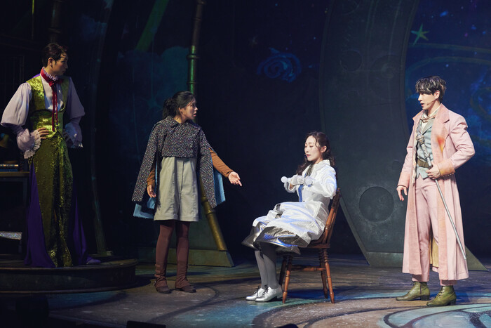 뮤지컬 '라이카' 공연 장면(라이카 역 김환희, 왕자 역 조형균, 장미 역 서동진, 로케보트 역 한보라) 제공 라이브러리컴퍼니