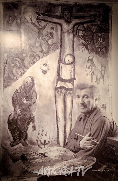 Marc Chagall in front of Resurrection 1952